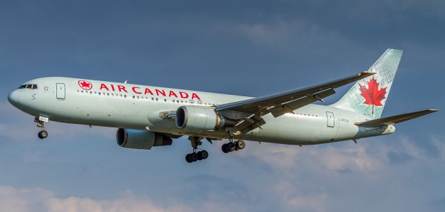 BOEING 767-300 (C-FPCA)