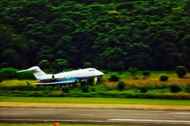 Bombardier Challenger 300 (N138CH)