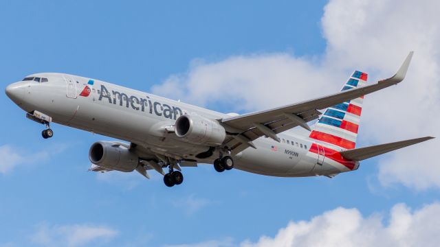 Boeing 737-800 (N990NN) - One of American's 738's arriving from Chicago (23 May, 2021)