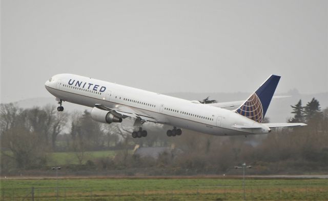 BOEING 767-400 (N67058) - united b767-424er n67058 dep shannon for newark after diverting in earlier from barcelona 14/2/20.