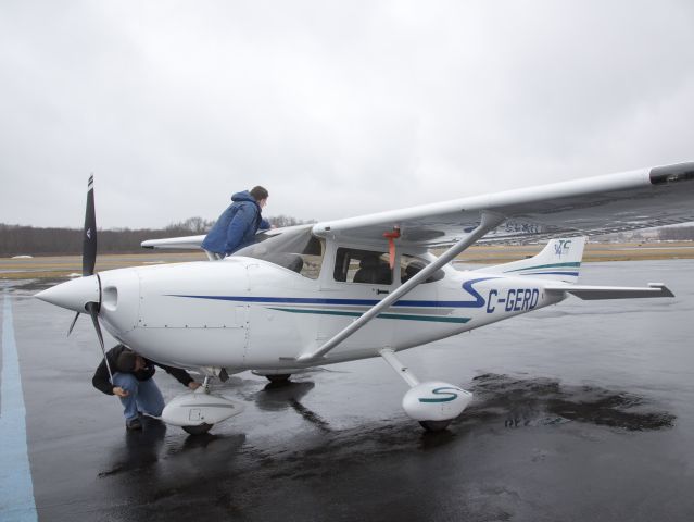 STODDARD-HAMILTON Glasair (C-GERD) - Checking for full fuel before an IFR flight to Canada.