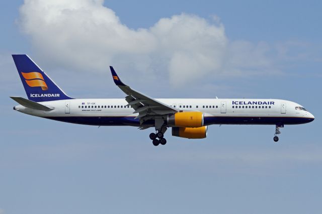 Boeing 757-200 (TF-ISK)