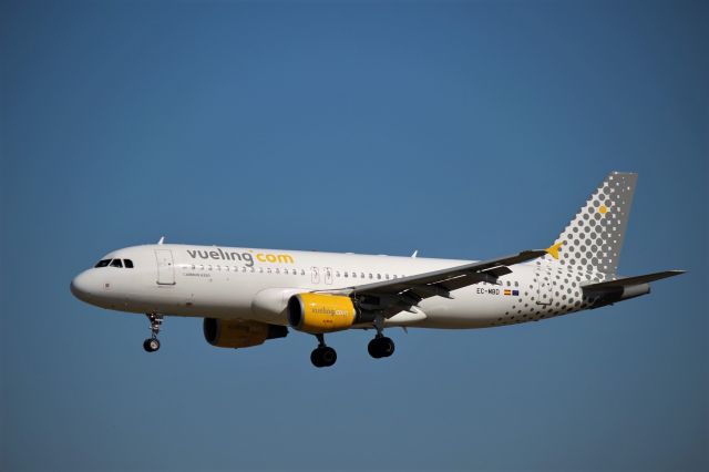 Airbus A320 (EC-MBD) - Aeroporto General Humberto Delgado - Lisbon     1-5-2017