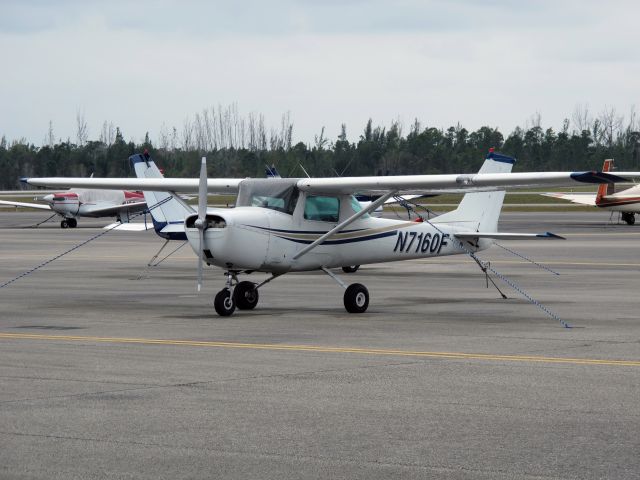 Cessna 152 (N7160F) - Nice paint job.