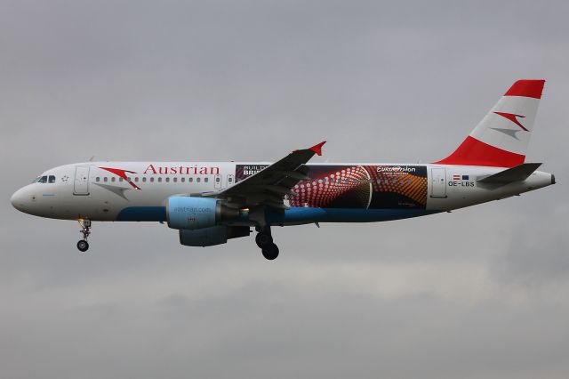 Airbus A320 (OE-LBS) - Frankfurt am Main, Saturday 14/10/16. Photo taken from the mound just next to the motorway bridge just near the Intercity Hotel.