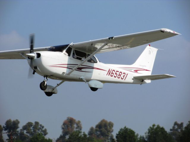 Cessna Skyhawk (N65831) - Taking off from RWY 24