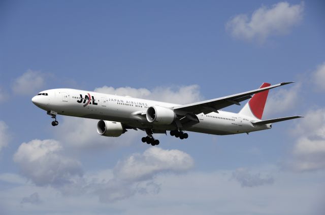 BOEING 777-300 (JA734J) - Final Approach to Narita Intl Airport Rwy16L on 2013/08/20