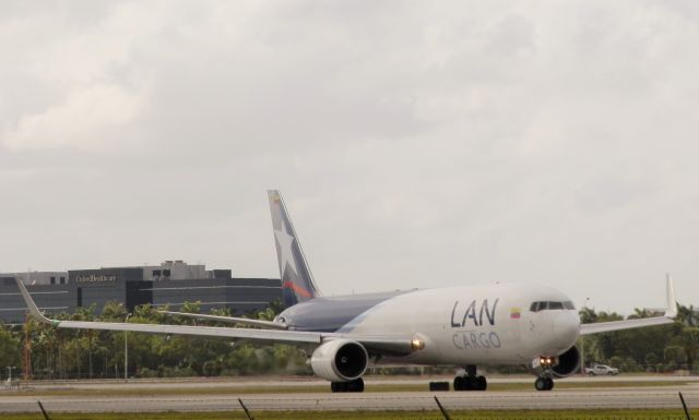 BOEING 767-300 (N418LA)