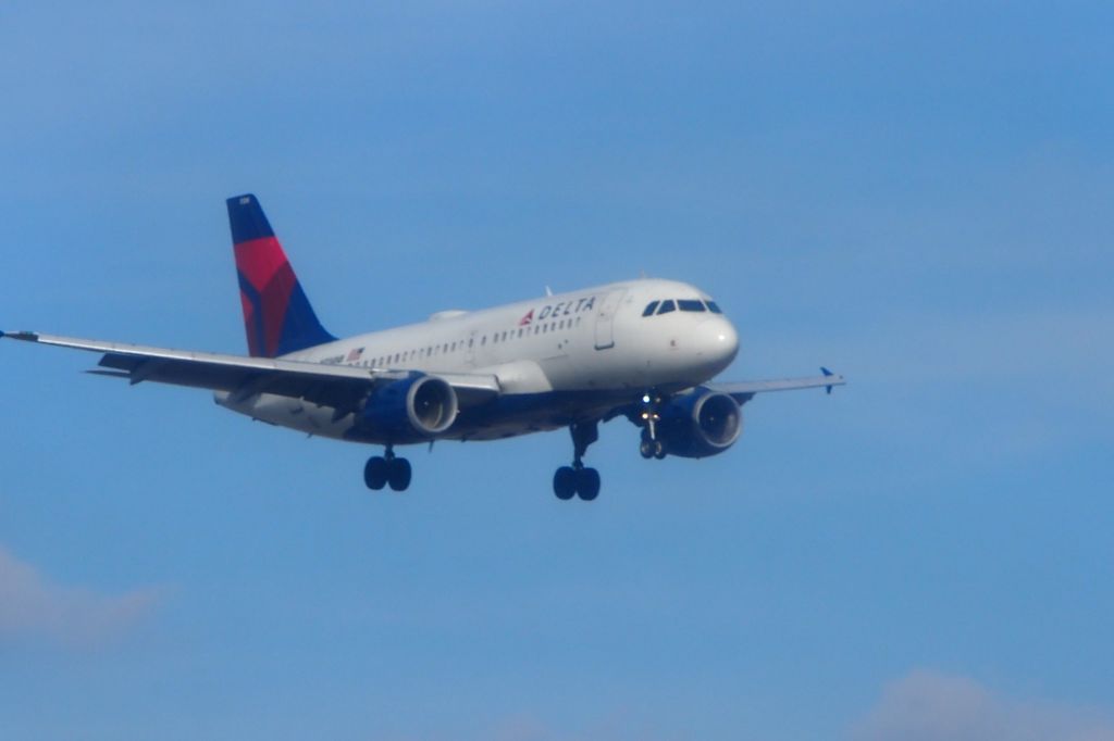 Airbus A319 (N334NB)