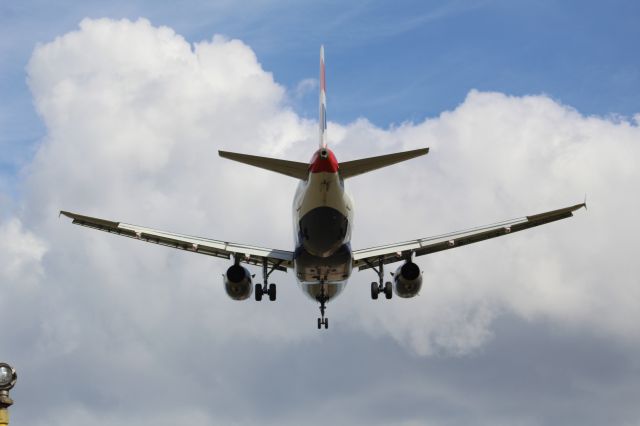 Airbus A319 (G-EUPZ) - A BA A319 on final approach into LHR, landing on runway 09L.br /br /Location: Stanwell Moor Road, beside runway 09L.br /Date: 28.08.22 (dd/mm/yy)