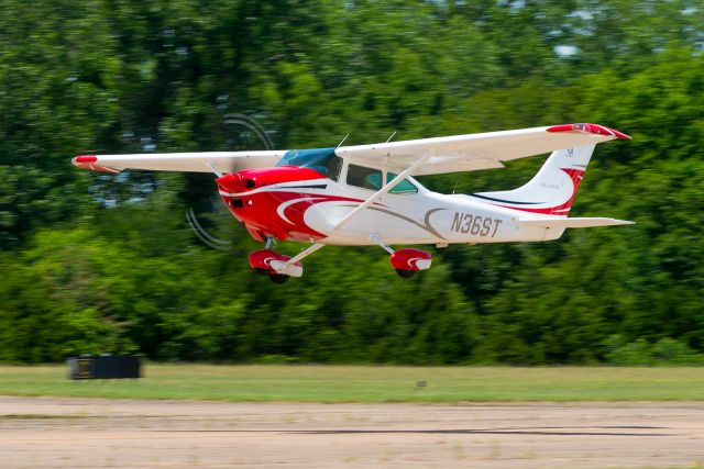 Cessna Skylane (N36ST) - Watching the local traffic during the FIFI event 5/21/17