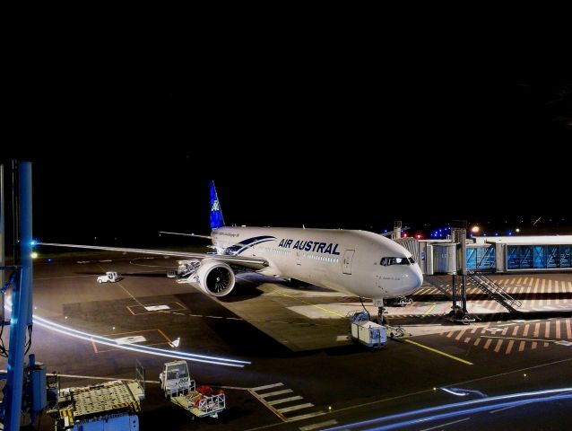 Boeing 737-800 (F-OSYD) - Terrasse de l'Aéroport Roland Garros (night shot)