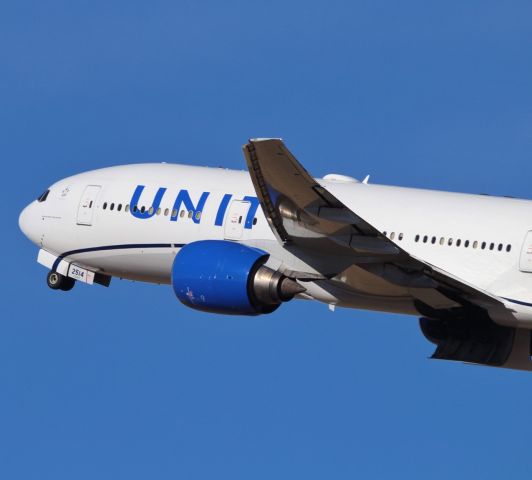 Boeing 777-200 (N214UA)