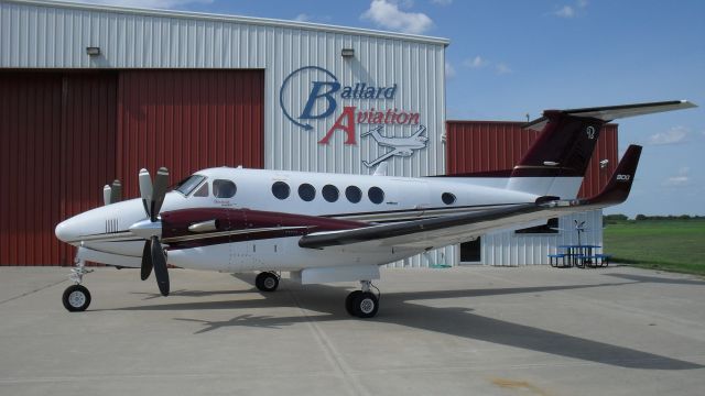 Beechcraft Super King Air 300 (N992BW)