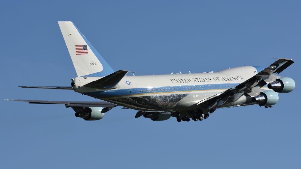 Boeing 747-200 (82-8000)