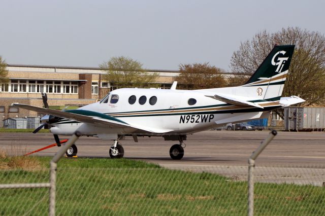 Beechcraft King Air 90 (N952WP)