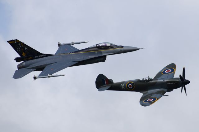 — — - vol symbolique d'autre part un sptifire et d'autre part le talentueux et serviable f16