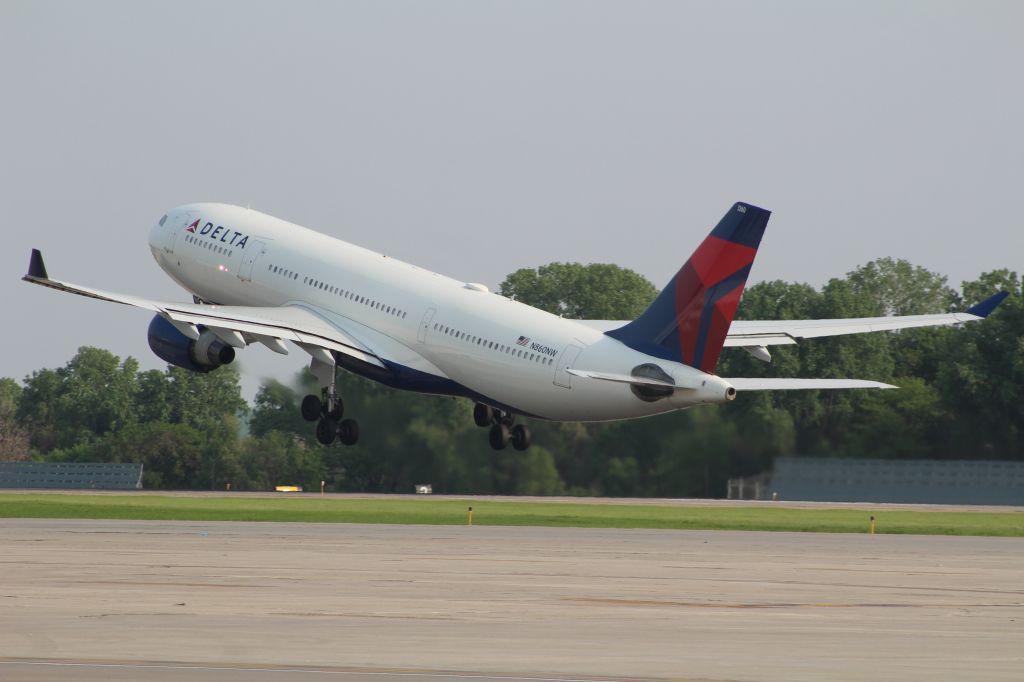 Airbus A330-200 (N860NW)
