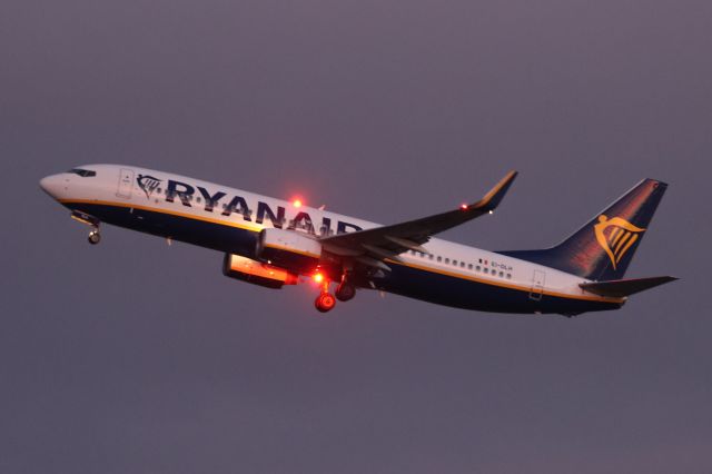 Boeing 737-800 (EI-DLH) - FR2898 departing to Venice 