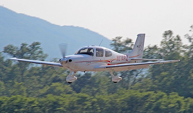 Cirrus SR-22 (N614RZ) - NICE! Short final to rwy12 KIPT