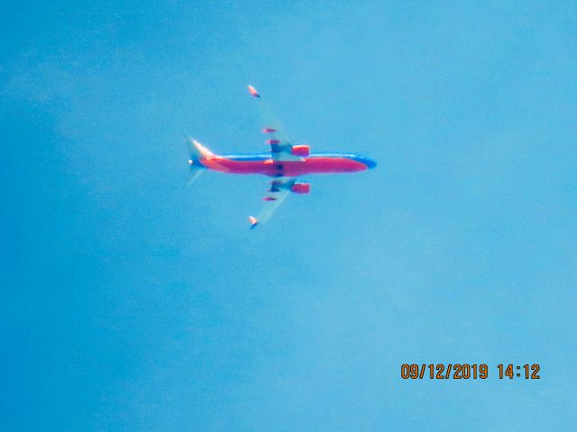 Boeing 737-800 (N8692A)