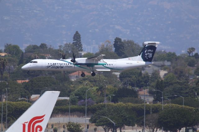 de Havilland Dash 8-400 (N452QX)