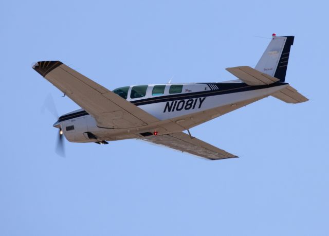 Beechcraft Bonanza (36) — - Departure RW26 at DXR