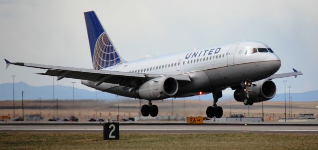 Airbus A319 (N826UA) - Landing on 35L.