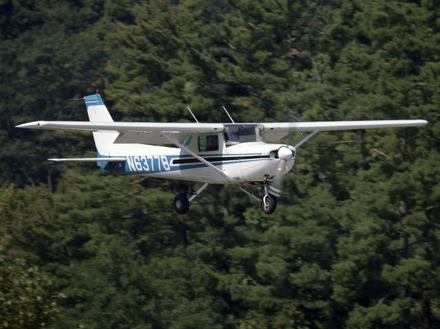 Cessna 152 (N6377B) - Landing runway 08.