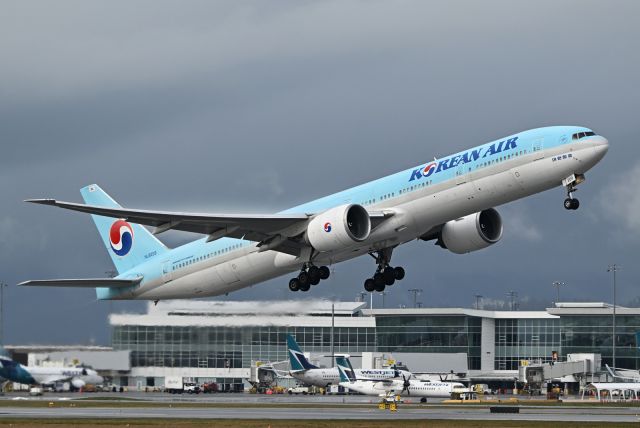 BOEING 777-300 (HL8209)