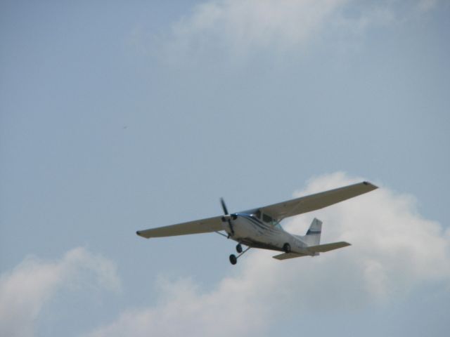 Cessna Skyhawk (N6472K)