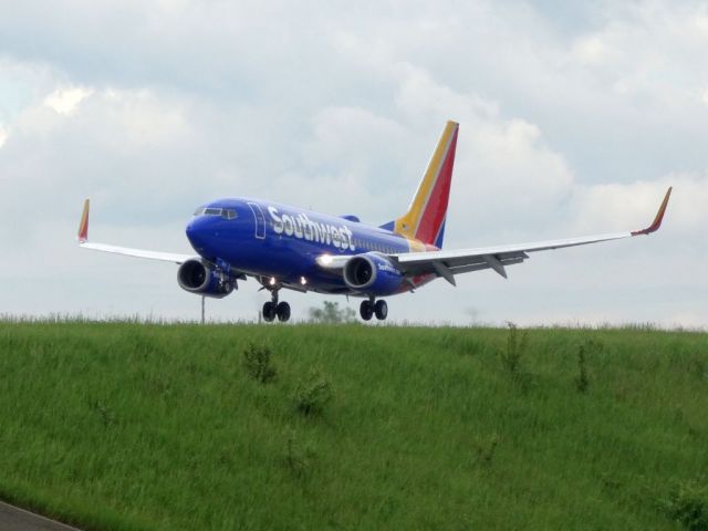 Boeing 737-700 (N7853B)