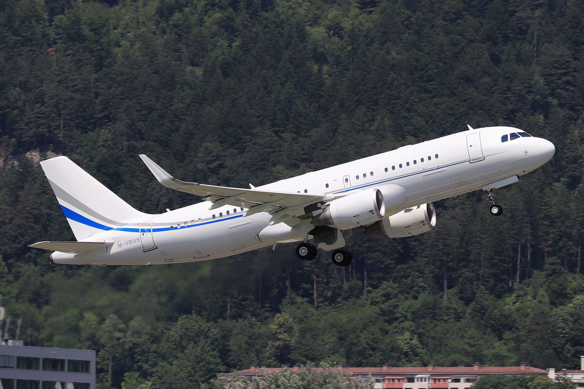 Airbus A320 (M-YBUS)