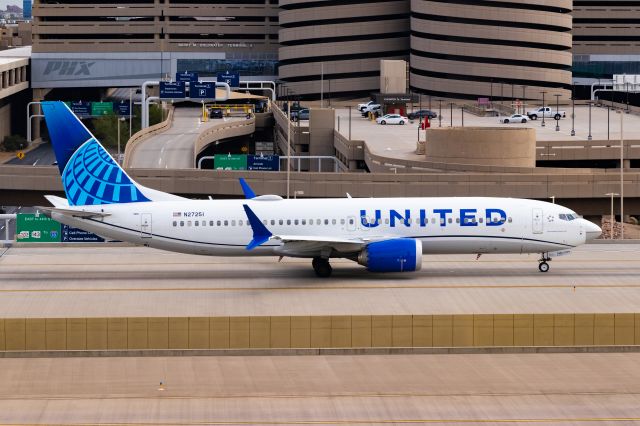 Boeing 737 MAX 8 (N27251) - United Airlines 737 MAX 8 (with the nose painted in the old livery for some reason) taxiing at PHX on 11/1/22. Taken with a Canon 850D and Tamron 70-200 G2 lens.