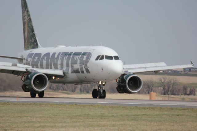 Airbus A319 (N910FR) - Landing on runway 26.