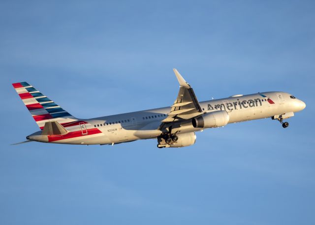 Boeing 757-200 (N204UW)