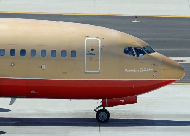 Boeing 737-700 (N711HK)