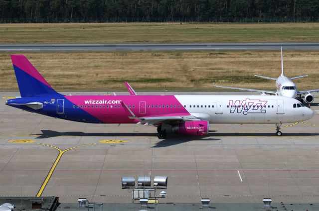 Airbus A321 (HA-LXF)
