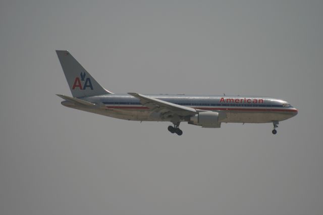 BOEING 767-200 (N323AA)