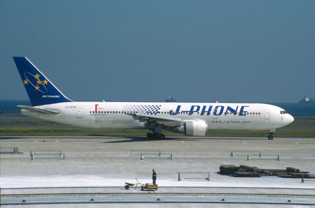 BOEING 767-300 (JA767B) - Taxing at Tokyo-Haneda Intl Airport on 2002/10/12
