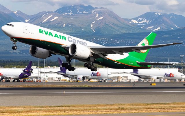 BOEING 777-200LR (B-16781)