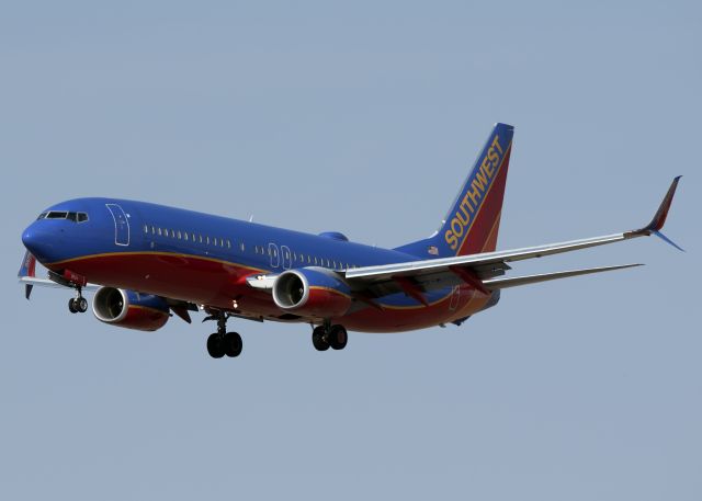 Boeing 737-800 (N8624J)