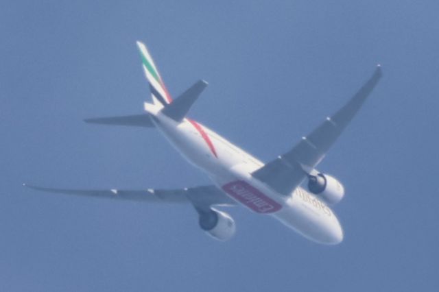 Boeing 777-200 (A6-EWF) - A6-EWF Boeing B-777 21HLR Emirates EK244 De Montréal YUL. Vers Dubai DXB Altitude 6423 Mètres. Vitesse 876 KM/H. Survolant la ville de Lavaltrie QC. Le 22-03-2025 à 10:49.