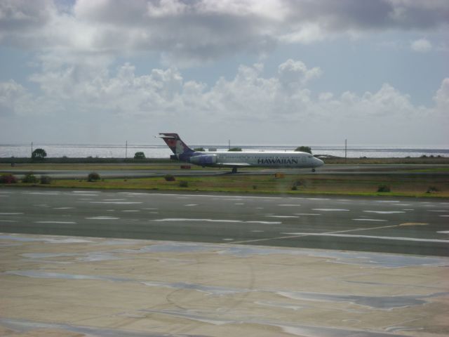 Boeing 717-200 — - Waiting for flight to Honolulu.