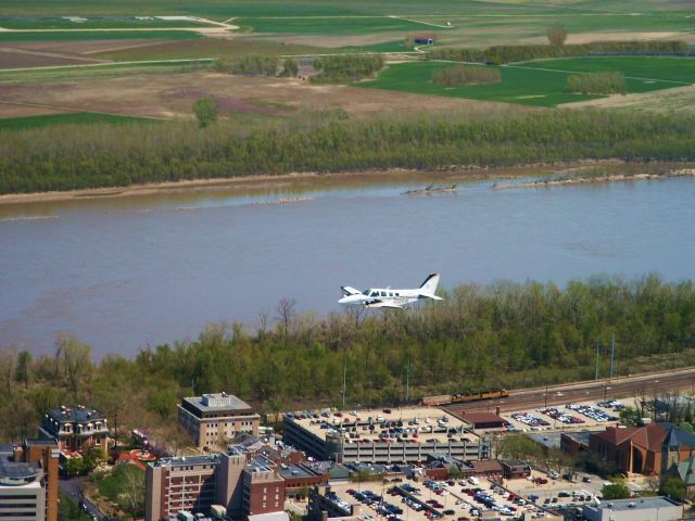 Beechcraft Baron (58) (N3281K)