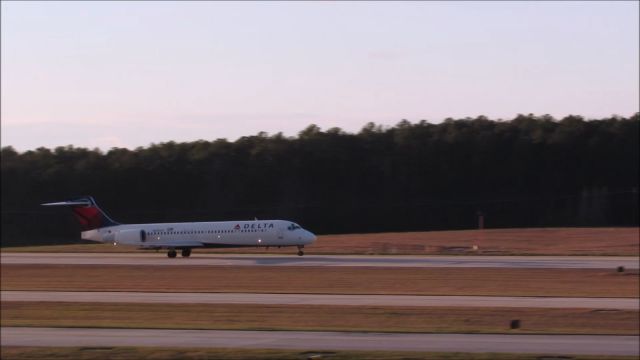 Boeing 717-200 (N920AT) - A Delta Boeing 717-200 takeoff at Raleigh-Durham Intl. Airport. This was taken from the observation deck on January 17, 2016 at 4:48 PM. This is flight 797 to DTW.