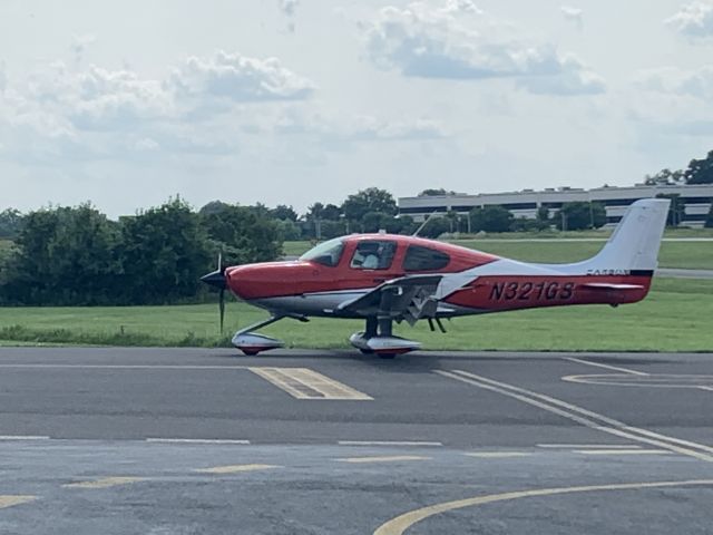 Cirrus SR22 Turbo (N321GS) - N321GS (S22T) arriving at Wings Field (KLOM)br /Photo Date: July 5, 2021