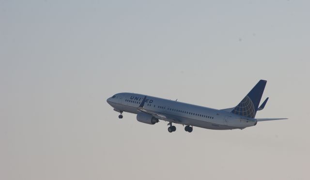 Boeing 737-800 (N33266) - United 737-800 taking off 10L