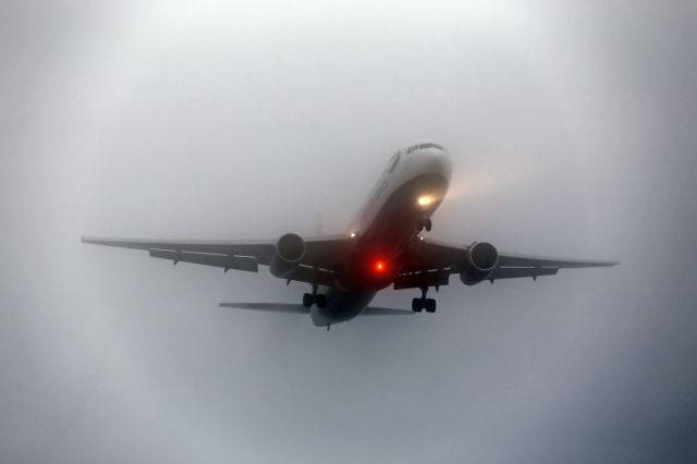 — — - Interesting halo produced as this B767 approaches runway 027L at LHR.