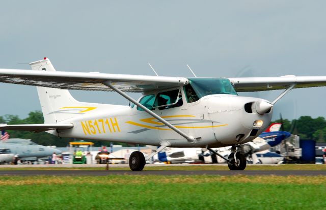 Cessna Skyhawk (N5171H) - 2013 Sun n Fun Parade of Planes